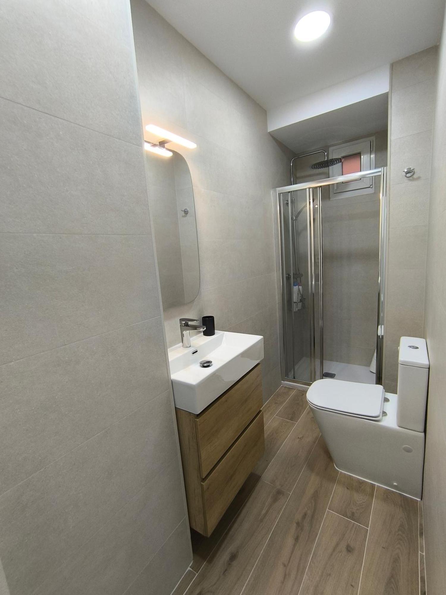 Appartement In With Wifi + Parking. *